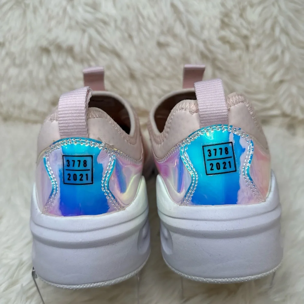 Brand New Clove shoes are designed for people on the front lines of healthcare. - Picture 3 of 3